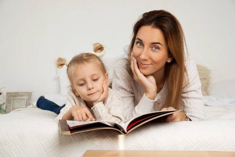 moeder en dochter lezen samen een boek, hulp bij opvoeden
